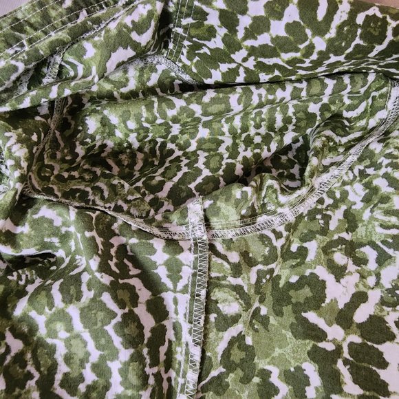 Nearly New Foxcroft size 14 petite Green and White Cotton Animal Print Blouse - Picture 14 of 16